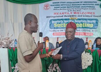 SSAUTHRIAI Honours the Acting CMD of OAUTHC with an Award of Excellence