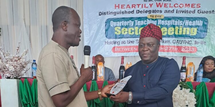 SSAUTHRIAI Honours the Acting CMD of OAUTHC with an Award of Excellence