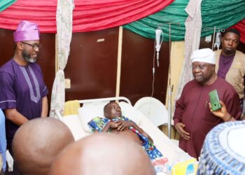 New Year Benevolence: Senator Iyiola Omisore Clears Patient’s Outstanding Bills 