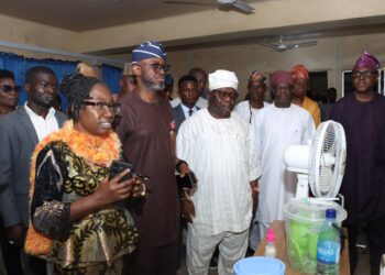 Iyiola Omisore Brings New Year Cheer to OAUTHC Patients